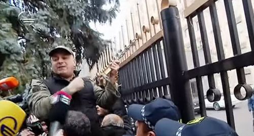 Opposition supporters hung a symbolic lock on the fence of the government building. Screenshot from Youtube video posted by "TV IMEDI" https://www.youtube.com/watch?v=dgm7LXcNjn0