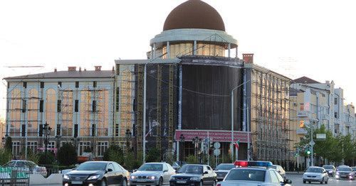 Kadyrov's avenue. The building of the  Office of the Judicial Department of the Supreme Court of Chechnya. Grozny. Photo by Magomed Magomedov for the "Caucasian Knot"