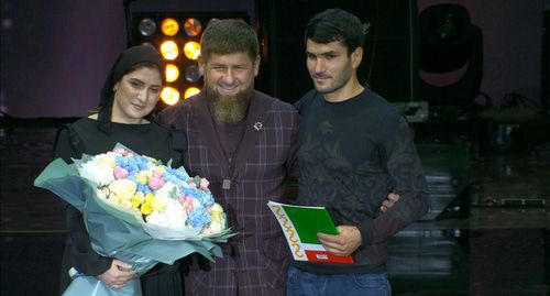 Suleimanov brother and sister receive keys from a new apartmeny in Grozny. Photo by the press service of the Akhmat Kadyrov Fund