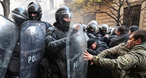 The police disperse participants of a protest action in Tbilisi. November 2019. Photo: REUTERS/Irakli Gedenidze