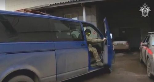 A car of the law enforcement agencies. Screenshot from video made by the Investigative Committee of the Russian Federation: https://yandex.ru/search/?