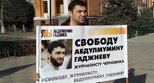 Magdi Kamalov, the founder of the "Chernovik", holds a picket in support of the journalist Abdulmumin Gadjiev. Makhachkala, January 20, 2020. Photo by Ilyas Kapiev for the "Caucasian Knot"