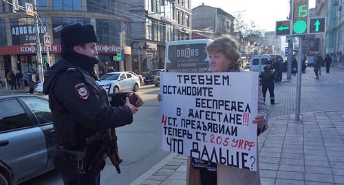 Elena Barzukaeva holds solo picket in support of her detained son, January 27, 2020. Photo by Rasul Magomedov for the Caucasian Knot