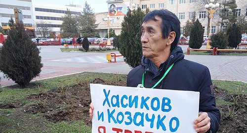 Valery Badmaev, editor-in-chief of the newspaper "Modern Kalmykia", holds picket at the Government building. Photo by Badma Byurchiev for the Caucasian Knot