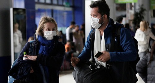 People in medical masks. Photo: REUTERS/David Mercado