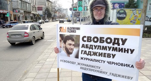 Magomed Magomedov, the deputy editor-in-chief of the "Chernovik" (Draft), at a picket in support of Abdulmumin Gadjiev. Photo by Ilyas Kapiev for the "Caucasian Knot"