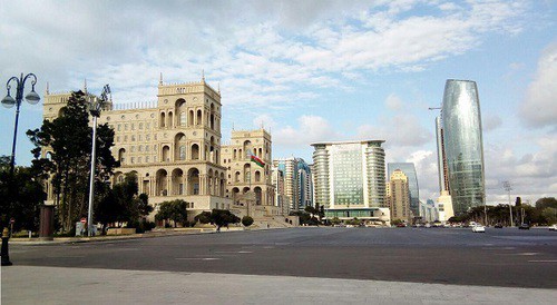 A square at the building of the Government of Azerbaijan. Photo by M. Kuznetsova for the "Caucasian Knot"