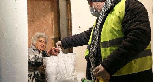 A volunteer brings food and drinks during the coronavirus outbreak. Tbilisi, Georgia, March 18, 2020. Photo REUTERS/Ираклий Геденидзе 