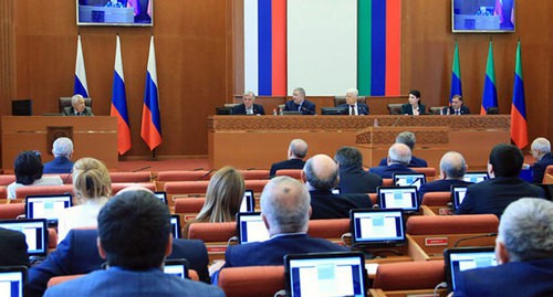A session of the Dagestani Parliament. Photo by the press service of the People's Assembly of the Republic http://nsrd.ru/pub/novosti/45_sessiya_dagestanskogo_parlamenta_vnesla_iz_26_03_2020