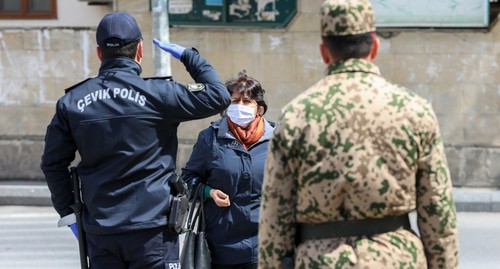 A police officer stops a woman in a street in Baku during the quarantine regime. Photo by Aziz Karimov for the "Caucasian Knot"