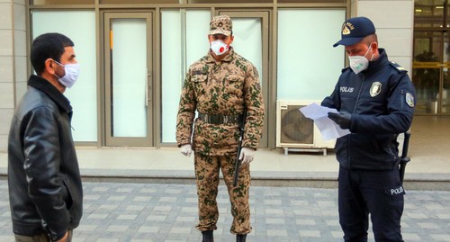 A police officer and a federal army soldier in a street in Baku during the quarantine. Photo by Aziz Karimov for the "Caucasian Knot"