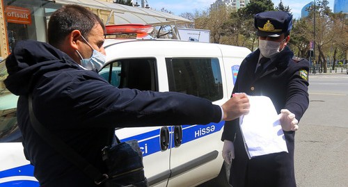 Police checking IDs in Baku. Photo by Aziz Karimov for the Caucasian Knot