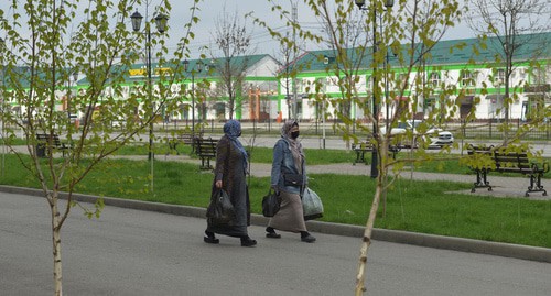 Grozny residents in protective masks, April 2020. Photo:  REUTERS/Ramzan Musaev