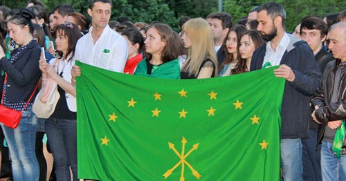 Participants of a mourning rally on the 151st anniversary of the end of the Caucasian War, holding a Circassian flag. Moscow, May 21, 2015. Photo by Karina Gadjieva for the "Caucasian Knot"