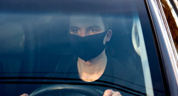 A man wearing a face mask. Photo by Nina Tumanova for the "Caucasian Knot"