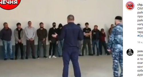 A police officer reprimands the detainees. Screenshot of the video posted on the Instagram ЧП Чечня
https://www.instagram.com/p/B_sVcQ7lvA9/