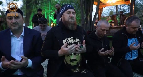 Ramzan Kadyrov performs a prayer with chiefs of hospitals in Chechnya. Screenshot of the video posted at the VKontakte page of the leader of Chechnya https://vk.com/ramzan?w=wall279938622_487966