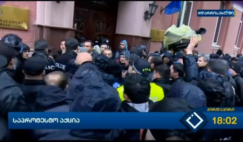 Clashes near the Adjara Government House in Batumi. Photo: screenshot of the video at the ajaratv.ge website https://ajaratv.ge/article/59045"