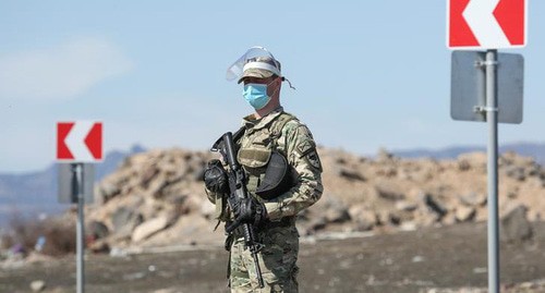 Georgian serviceman in a protective mask. Photo: REUTERS/Irakli Gedenidze