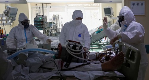 Medical workers in protective suits. Photo: REUTERS/Maxim Shemetov