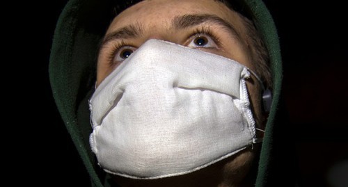 A young man wearing a face mask. Photo by Nina Tumanova for the "Caucasian Knot"