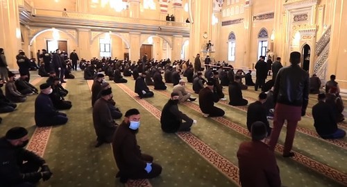 Collective id-namaz (holiday prayer) at the "Heart of Chechnya" Mosque in Grozny. Screenshot from video posted by ChGTRK 'Grozny': https://www.youtube.com/watch?v=rBygJXq68ig&feature=emb_title