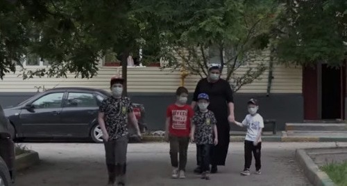 A family on a walk. Grozny, Chechnya. Screenshot of the video https://newsvideo.su/video/12844096