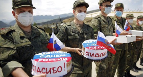 Residents of the village of Botlikh in Dagestan express gratitude to military doctors for the their help in fighting coronavirus pandemic and presented over 30 national pies, June 12, 2020. Photo: press service of the Southern Eastern Military District