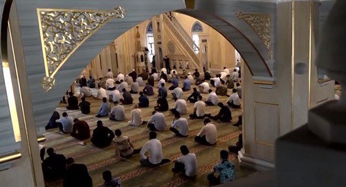 Believers in one of Juma Mosques in Chechnya during Friday namaz on June 12, 2020. Screenshot from video posted by ChGTRK 'Grozny'