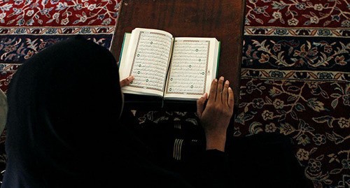 A woman reading Koran. Photo: REUTERS/Njeri Mwangi