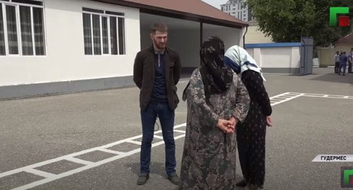 A journalists talks to the residents of Chechnya. Screenshot of the video https://www.youtube.com/watch?v=GopH0AnRs8w&amp;feature=youtu.be