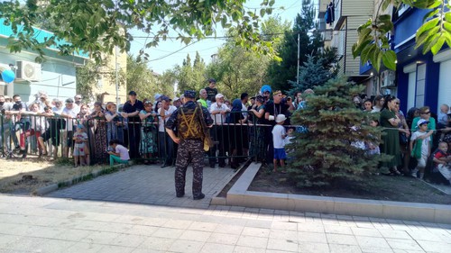 People who were not allowed to attend the Victory Parade in Kaspiysk, June 24, 2020. Photo by Rasul Magomedov for the Caucasian Knot