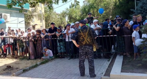 Residents of Kaspiysk watching the Victory Parade behind a metal barrier, June 24, 2020. Photo by Rasul Magomedov