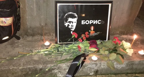 Flowers and Boris Nemtsov's portrait at the Memorial to Victims of Political Repressions in Sochi. Photo by Svetlana Kravchenko for the Caucasian Knot