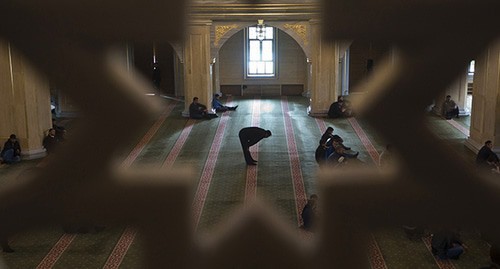Believers praying in the "Heart of Chechnya" Mosque in Grozny. Photo REUTERS/Maxim Shemetov