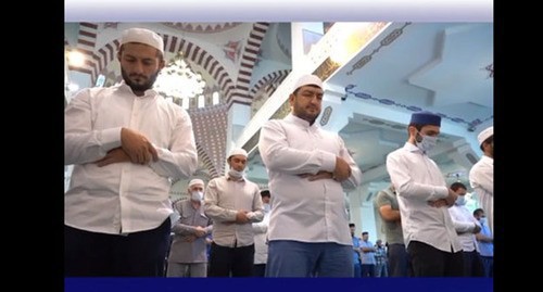 A collective namaz (prayer) on occasion of Eid al-Adha. Screenshot of the video https://www.instagram.com/p/CDS4w4ppSOD/