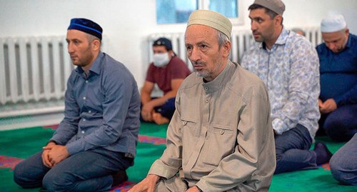 Believers gathered at the festive prayer in the Grand Mosque in Makhachkala on the occasion of the holiday of Eid al-Adha. Photo from the official website of the Dagestani Muftiate https://muftiyatrd.ru/