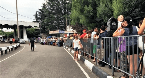 People staying in line at the border between Russia and Abkhazia, 2018. Photo: Elena Sineok, Yuga.ru