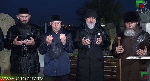 Chechen officials standing at the Akhmat Kadyrov' grave. Screenshot from video posted by ChGTRK 'Grozny': https://www.youtube.com/watch?v=rTNrwO_-jl4&feature=emb_title
