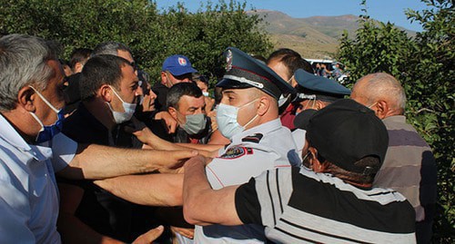 Activists protesting against development of the Amulsar deposit and policemen, August 4, 2020. Photo by Tigran Petrosyan for the Caucasian Knot