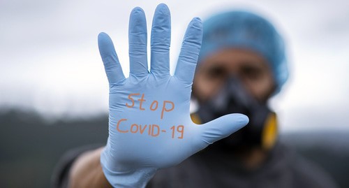 A man in medical gloves. Photo: pixabay.com