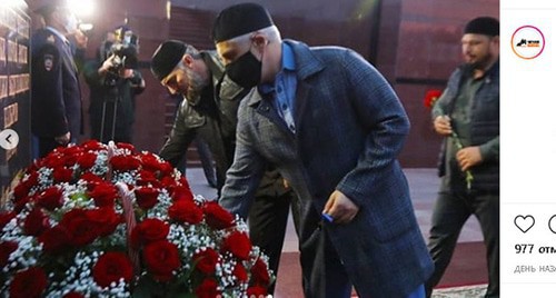 Сeremony of laying flowers at Akhmat Kadyrov's monument. Screenshot https://www.instagram.com/p/CEOitPhpjmn/