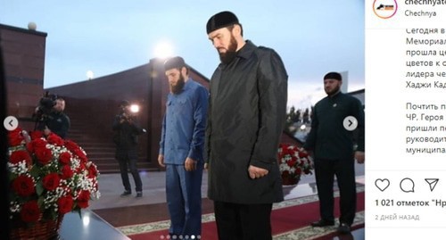 Laying flowers to Akhmat Kadyrov's obelisk. Screenshot https://www.instagram.com/p/CEOitPhpjmn/
