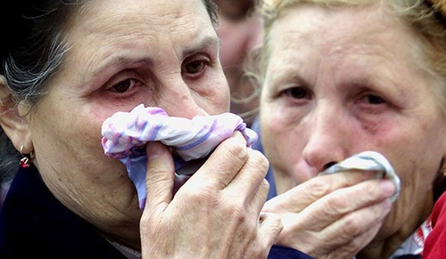 Relatives of the victims of the terror act in Gurianov Street. Photo: REUTERS/Dima Korotayev