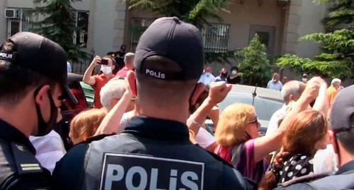 Participants of a spontaneous rally in support of Tofig Yagublu held in Baku on September 3, 2020. Screenshot of the video by the "Caucasian Knot" https://www.youtube.com/watch?v=PM_Qf7UCckg&amp;feature=emb_logo 