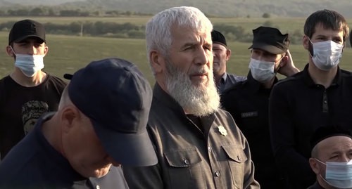 A gathering in Akhmat-Yurt, a native village of Ramzan Kadyrov. Screenshot: https://newsvideo.su/video/13465859