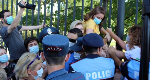 The detention of participants of a protest action in support of the residents of the city of Jermuk on August 10. Photo by Tigran Petrosyan for the "Caucasian Knot"