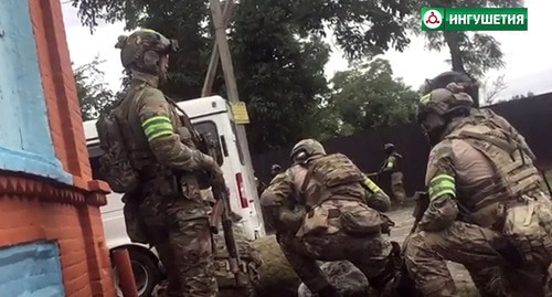 FSB agents during special operation in the village of Troitskoye, August 23, 2020. Screenshot: https://www.youtube.com/watch?v=ndvrwMziLrg&feature=youtu.be