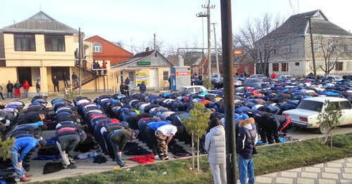 Believers praying in the street, February 1, 2016. Screenshot: https://www.youtube.com/watch?v=PYRN-CUHpAs