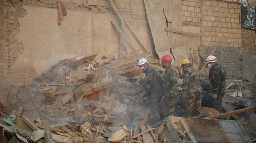Rescuers clearing debris after shelling attack on Ganja, October 17, 2020. Photo by Aziz Karimov for the Caucasian Knot